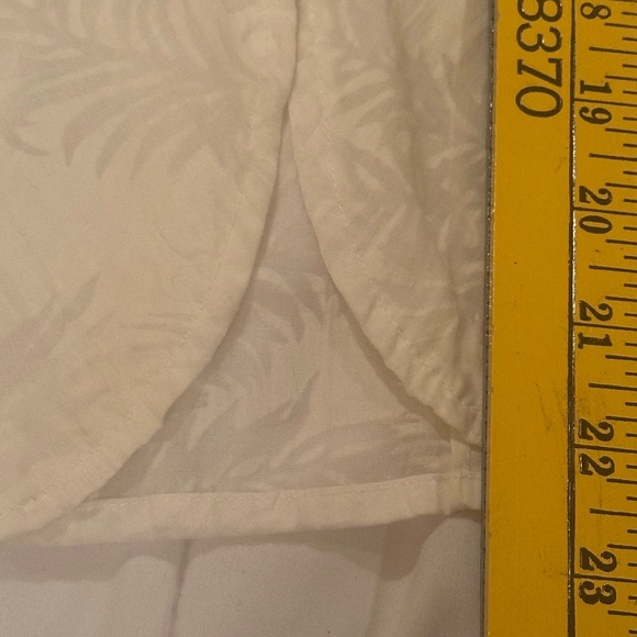 💥 $5 if bundled Medium White Semi Sheer Button Up Short Sleeve Blouse - Picture 8 of 11